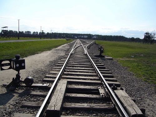 Lắp ghép đường ray tàu hỏa – đảm bảo độ chắc chắn, an toàn.