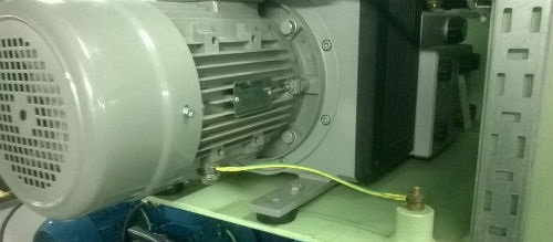 Liên kết bơm và đường ống khí nén – đảm bảo kín khít, an toàn.