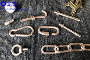 THI CÔNG GẮN DÂY XÍCH INOX LÊN BÊ TÔNG