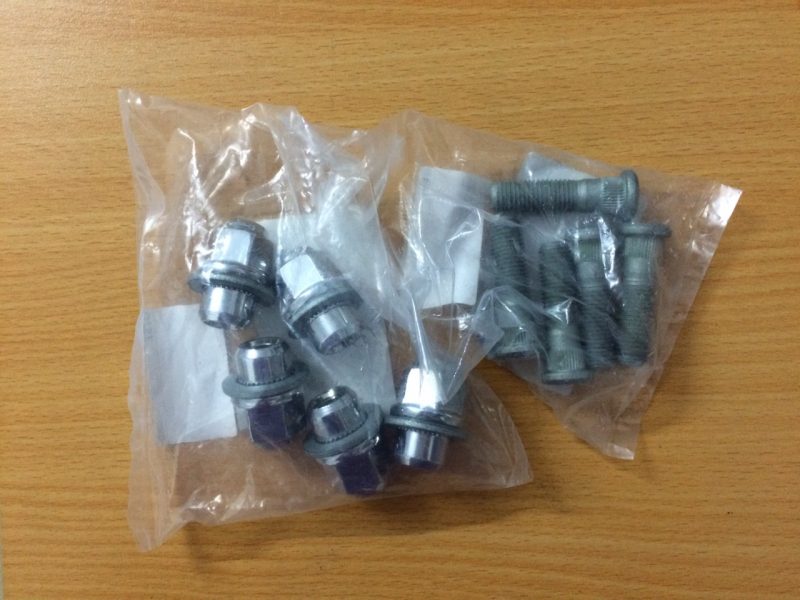 Ứng dụng của bu lông inox tắc kê trong nhiều lĩnh vực