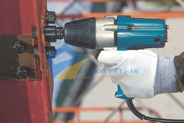Máy bắn siết bu lông sử dụng để tạo lực siết đúng tiêu chuẩn